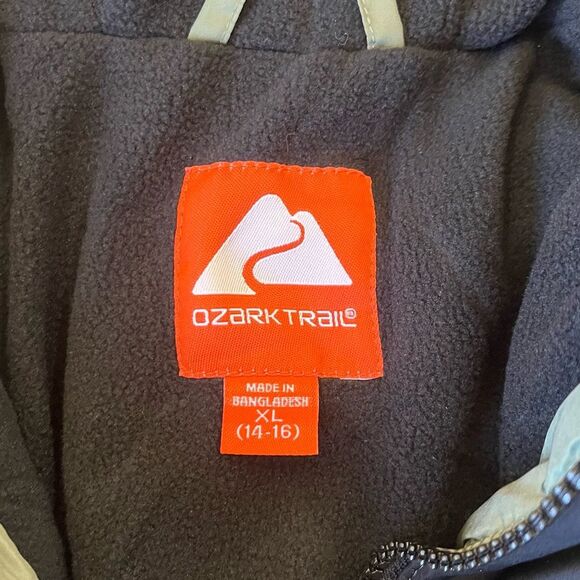 Ozark Trail Boys' Puffer Jacket in size XL (14-16) in green black colors - Picture 4 of 8